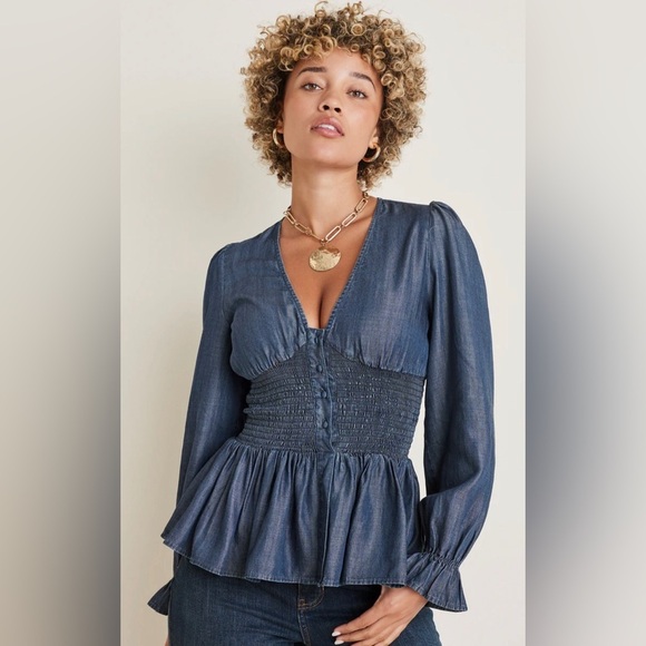 VENUS Tops - Women’s Deep V Top size Small